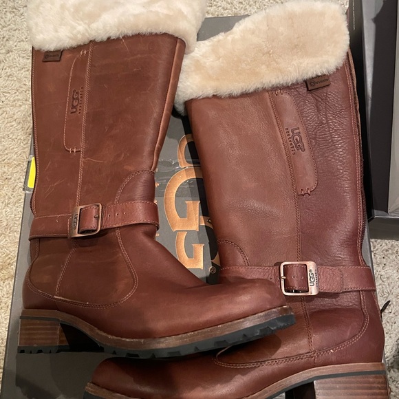 Gently Used Wimens UGGs, Size 8 - Picture 1 of 5